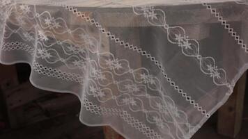 tablescape per prima colazione nel estate Casa nel primavera giardino avvicinamento, telecamera mossa su. tavolo ambientazione con Villetta formaggio Pancakes e mazzo di fiori selvatici nel di legno vaso. rustico stile tavolo ambientazione video