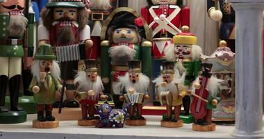 descobrir delicioso Natal casa decoração com uma coleção do quebra-nozes figuras forrado acima artisticamente. isto festivo arranjo traz calor e animar para a feriado estação dentro uma acolhedor contexto. video