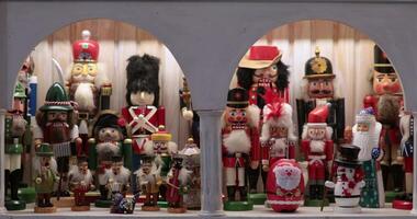 explorar delicioso Natal casa decoração com a matriz do colorida quebra-nozes figuras exibido dentro uma belas arranjado mostruário. iluminar seu feriado estação com festivo inspiração. video