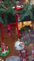 uma lindo matriz do festivo Natal enfeites exibido para todos para apreciar e admirar video