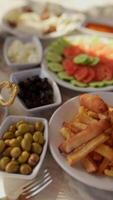 un Tout à fait délicieux et attrayant propager de apéritifs et collations magnifiquement arrangé sur une table video