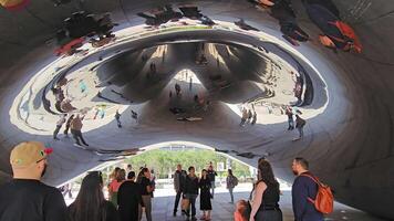Chicago Illinois 10 Dezember 2024 Wolke Tor und viele Touristen auf ein sonnig Tag, das ikonisch Wolke Tor Skulptur im Chicago, reflektierend Design und städtisch die Architektur video