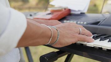 mani di uomo tastiera giocatore pratiche con maggiore bilancia e accordi video