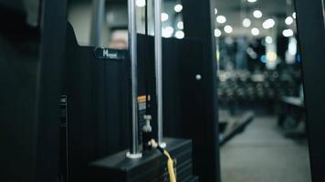une moderne Gym avec haute technologie équipement. spacieux faire des exercices zones cette créer un atmosphère de motivation et le poursuite de aptitude buts. video