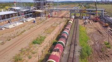 topp se av järnväg och station under konstruktion. frakt tåg är stående på skenor på plattform under konstruktion. järnväg station under konstruktion nära järnväg på sommar dag video