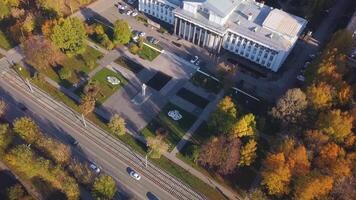 parte superior ver de Universidad edificio con otoño parque. acortar. hermosa paisaje de otoño arboles y antiguo edificio con columnas antiguo edificio con columnas con otoño bosque en soleado día video