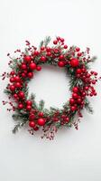 festivo rojo y verde guirnalda con piñas y adornos para fiesta decoración foto