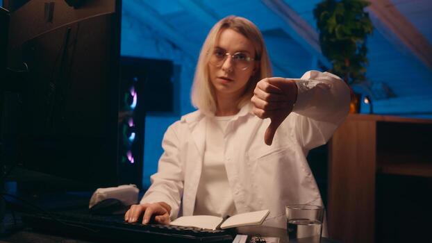 cansado sobrecargado de trabajo mujer caucásico hembra niña mujer de negocios negocio desarrollador programador descifrador hogar noche en línea trabajo valores mercado web cripto comercio computadora comercio electrónico espectáculo pulgar abajo triste malo resultado foto