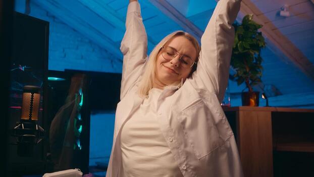 tarde noche en línea trabajo fecha límite cansado hembra niña negocio mujer mujer de negocios trabajador descifrador hacker desarrollador mecanografía computadora cripto comercio web comercio electrónico a hogar tiempo extraordinario extensión manos trabajo excesivo foto