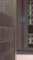 tiro do corredor dentro trabalhando dados Centro cheio do prateleira servidores e supercomputadores video