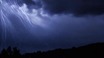 cette spectaculaire temps laps capture une orage avec plusieurs boulons de foudre clignotant à travers le ciel. le puissant énergie de le orage et le frappant boulons créer un intense atmosphère video