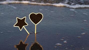 Funny star and heart shaped plates and reflection on beach video