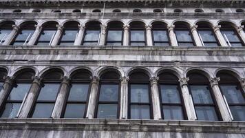 gammal byggnad av gammal ny åtal med mörk fönster video