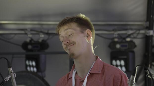 un apasionado músico ejecutando En Vivo en etapa con un micrófono en frente de un audiencia. acortar foto