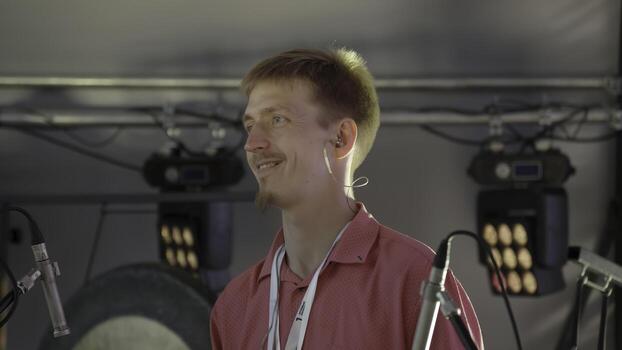 un apasionado músico ejecutando En Vivo en etapa con un micrófono en frente de un audiencia. acortar foto