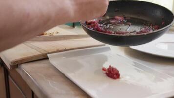 kock plattor en bas av lök mat caramelized med socker i en rektangulär maträtt video