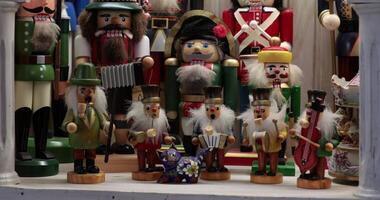 descobrir uma delicioso exibição do Natal casa decoração apresentando belas trabalhada quebra-nozes figuras. esses encantador decorações crio uma alegre atmosfera para a feriado temporada. video