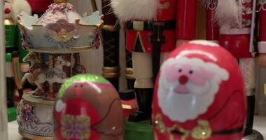 explorar a matriz do encantador Natal casa decoração Itens com detalhado festivo personagens. a partir de quebra-nozes para vibrante santa enfeites, isto exibição inspira feriado espírito e criatividade. video