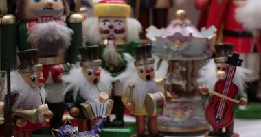 descobrir uma delicioso exibição do Natal casa decoração com colorida quebra-nozes figuras, tradicional enfeites, e festivo sotaques. experiência a calor do feriado espírito dentro isto encantador contexto. video