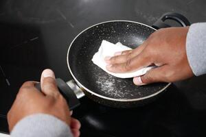 Cleaning a Frying Pan Effortlessly Using Just a Simple Paper Towel for Best Results photo