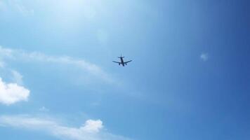 le périple commence, avion mouches haute dans le nuageux ciel. jet avion en volant aérien dans clair bleu ciel et en quittant agréable traînée de condensation. avion doucement comme il mouches par le ciel video