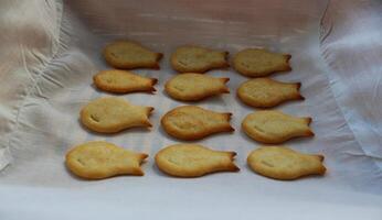 Baking basket with even rows of goldfish crackers laid out on a clean cloth photo