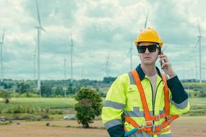 ingeniero técnico teléfono vocación a viento turbinas trabajando Servicio a viento electricidad generador granja campo. foto