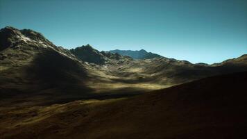 scénique vue de robuste Montagne terrain en dessous de une clair bleu ciel dans le après midi video
