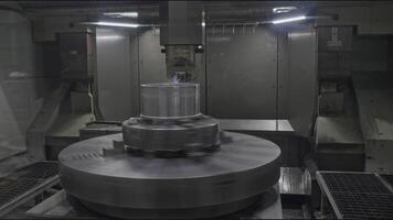 Rotating lathe for metalworking with water. Stock Clip. Automated machine for metalworking with CNC turning and hydraulic feeding. Metal trimming with milling machine video