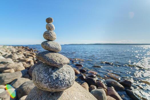 pirámide de piedras inestable equilibrar de Roca objetos. idílico estado de naturaleza. foto