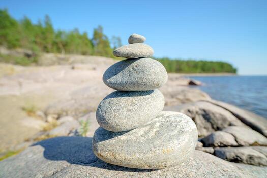 pirámide de piedras inestable equilibrar de Roca objetos. idílico estado de naturaleza. foto