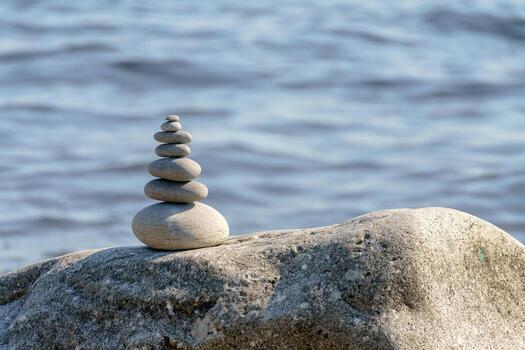 pirámide de piedras inestable equilibrar de Roca objetos. idílico estado de naturaleza. foto