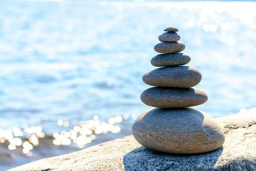 pirámide de piedras inestable equilibrar de Roca objetos. idílico estado de naturaleza. foto