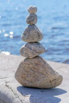 pirámide de piedras inestable equilibrar de Roca objetos. idílico estado de naturaleza. foto