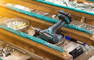 Production of pvc windows, tools for assembling frames and pvc windows, screwdriver photo