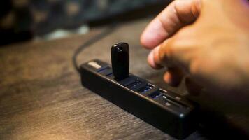 Insert the flash disk and memory card into the USB port video
