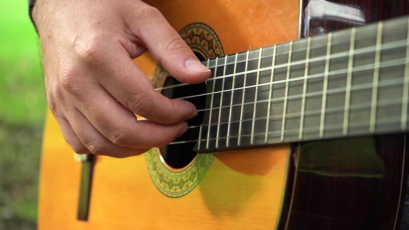 Mann spielen Gitarre draussen. Nahansicht Schuss 53167643 Stock-Video bei Vecteezy