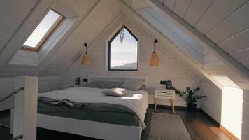 confortable grenier chambre avec Naturel lumière - une brillant grenier chambre avec blanc en bois des murs, une confortable lit, lucarne les fenêtres, et minimaliste décor création une confortable et serein atmosphère. video