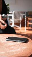 homem mão colheita acima inteligente telefone Móvel para receber uma ligar video