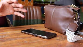 homem mão colheita acima inteligente telefone Móvel para receber uma ligar video