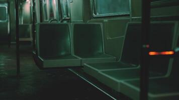 espaçoso metrô carro com bastante do esvaziar assentos video