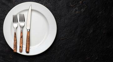 elegante comida mesa ajuste con cuchillería en oscuro antecedentes foto