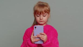 chateado criança menina criança usar Smartphone digitando navegando jogando, perde jogo, mau fortuna, perda, falhou video