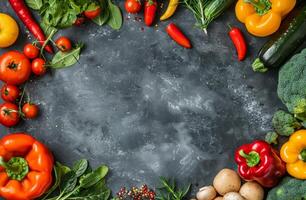 surtido de Fresco vegetales en un oscuro antecedentes foto