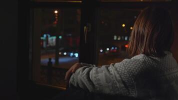 Frau mit Depression sieht aus aus Fenster von Haus. Medien. Frau mit Angst Störung sitzt auf Pferd und ist traurig. Frau im Sweatshirt sitzt allein auf Fenster video