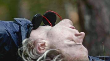 cadáver do jovem homem dentro floresta. estoque. jovem homem morreu Como resultado do outono a partir de penhasco dentro floresta. pedra penhasco com cadáver às inferior do água video