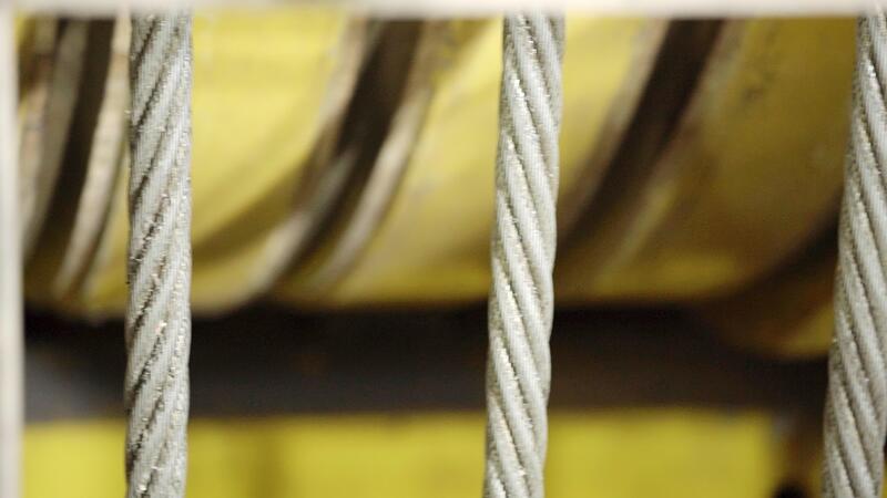 Nahansicht Aussicht konzentriert auf das kompliziert Einzelheiten von industriell Kabel und hissen Mechanismus. Lager Clip 53196276 Stock-Video bei Vecteezy