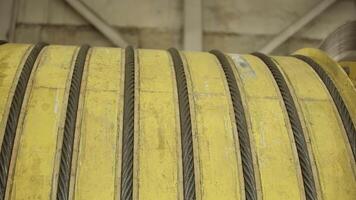 un enroscado amarillo cable es exhibido en un industrial configuración, destacando sus función y valor. valores acortar video