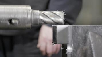 Achieving Exceptional Precision in Metal Machining with Advanced Cutting Tool Techniques. Stock Clip video