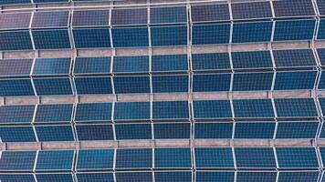 fotovoltaico painéis em solar poder estação. topo baixa aéreo Visão do a telhado com solar sistema video